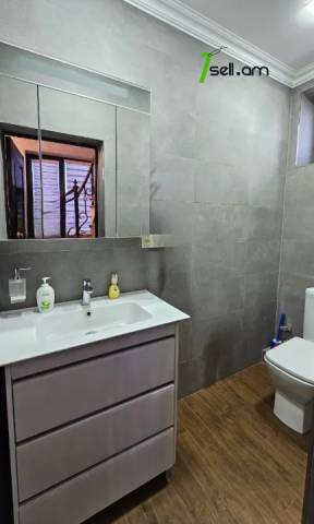 Երկու հարկանի քարե թաունհաուզ, Գ-1 թաղամաս Աջափնյակում, 400 քմ, 2 սանհանգույց, կապիտալ վերանորոգված