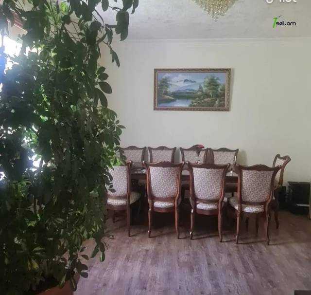 Երկու հարկանի տուն Կնունյանց փողոցում Եղվարդում, 300 քմ, 3+ սանհանգույց, կապիտալ վերանորոգված