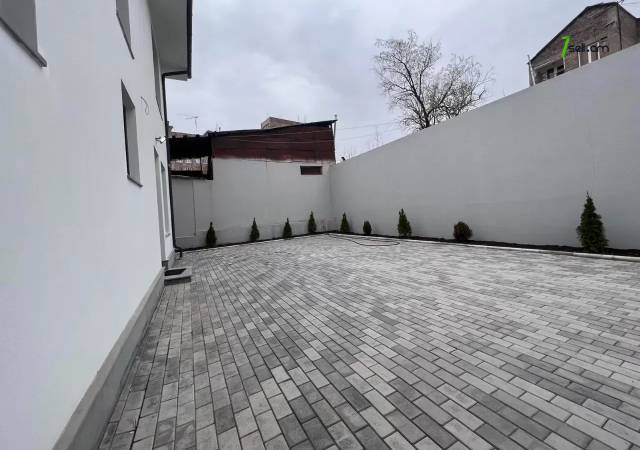 Երկու հարկանի քարե տուն Գոգոլի փողոցում Քանաքեռ Զեյթունում, 550 ք.մ., 3+ սանհանգույց