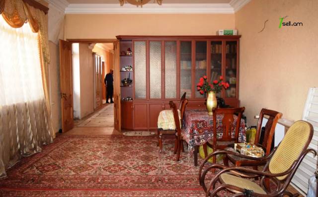 Երկու հարկանի քարե տուն Ծննդատան փողոցում Գյումրիում, 288 քմ, 2 սանհանգույց, կոսմետիկ վերանորոգում