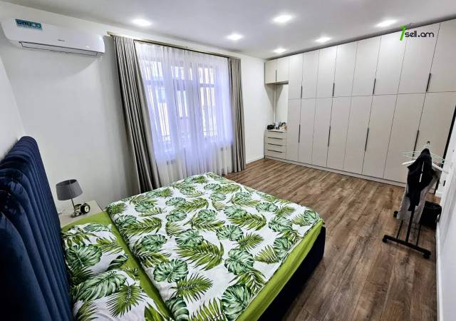 Երեք հարկանի քարե տուն Դավիթ Բեկի փողոցում Նոր Նորքում, 1003 քմ, 3+ սանհանգույց