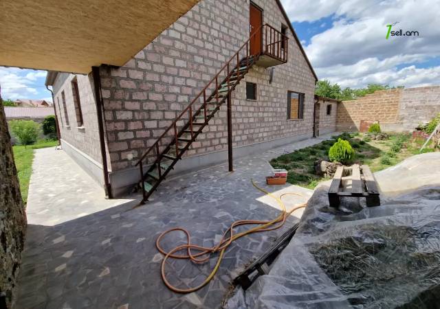 Մեկ հարկանի քարե տուն Ավանում, 1400 ք.մ., 2 սանհանգույց