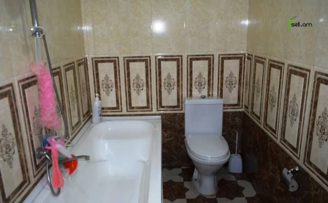 Երկու հարկանի քարե տուն, Այգաբացի 2-րդ շարք Գյումրիում, 325 ք.մ., 2 սանհանգույց