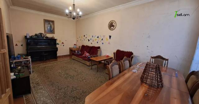 Երկու հարկանի քարե տուն Սասունցի Դավիթ փողոցում Էրեբունիում, 103 քմ, 2 սանհանգույց