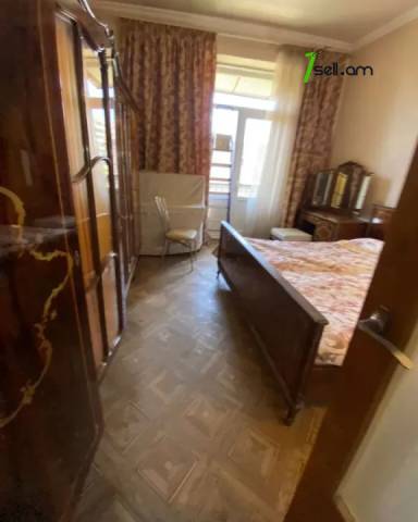 2 սենյականոց բնակարան Քաջազնունի փողոցում, 70 քմ, բարձր առաստաղներ, մասնակի վերանորոգում, քարե շենք