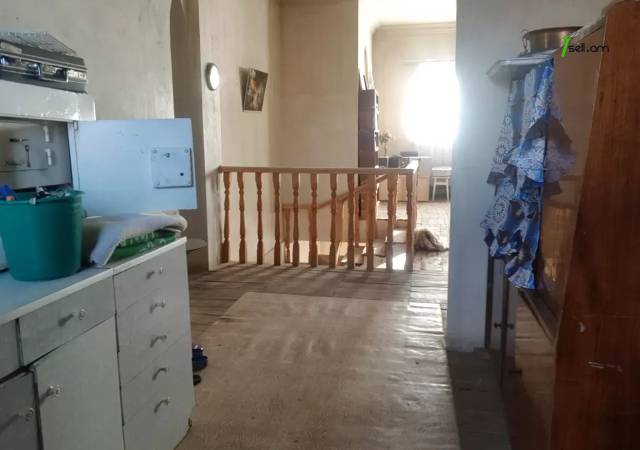 Երկու հարկանի քարե տուն Աբովյանում, 1600 ք.մ.