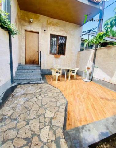 Երկու հարկանի քարե տուն Ալեք Մանուկյան փողոցում կենտրոնում, 185 ք.մ., 2 սանհանգույց