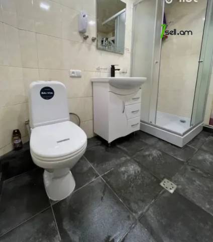 4 սենյականոց բնակարան, Hanrapetutyan Street, 90 ք.մ., բարձր առաստաղներ, նախավերջին հարկ