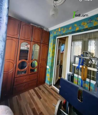 3 սենյականոց բնակարան Ռայնիսի փողոցում, 70 ք.մ., նախավերջին հարկ, կապիտալ վերանորոգված