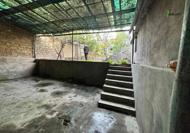 Երկու հարկանի քարե տուն Նաիրի Զարյան փողոցում կենտրոնում, 567 ք.մ., 2 սանհանգույց