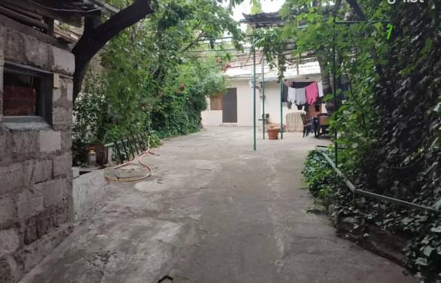 Մեկ հարկանի քարե տուն Խորենացու փողոցում Էրեբունիում, 90 քմ, կոսմետիկ վերանորոգում