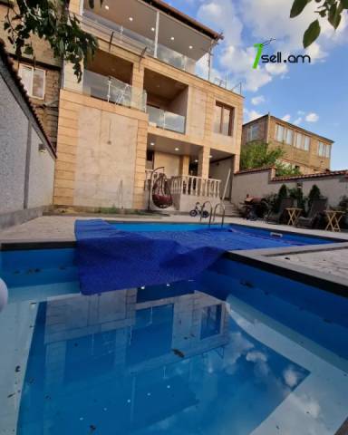 Երեք հարկանի քարե տուն, Նորք-Մարաշ վարչական շրջան Նորք Մարաշում, 300 ք.մ., 3+ սանհանգույց