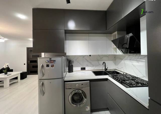 3 սենյականոց բնակարան Շահումյանի 1-ին փողոցում, 60 քմ, եվրովերանորոգված, քարե շենք