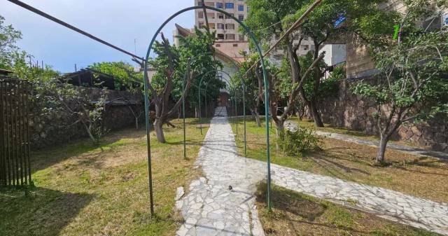 Երեք հարկանի քարե տուն Վրթանես Փափազյան փողոցում Արաբկիրում, 500 քմ, 3+ սանհանգույց