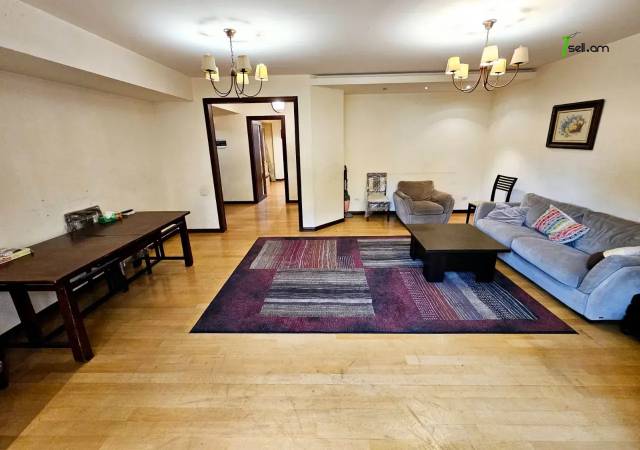 3 սենյականոց բնակարան Հանրապետության փողոցում, 100 քմ, 2/6 հարկ, կապիտալ վերանորոգված, քարե շենք