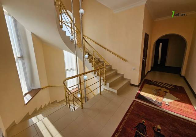 Երեք հարկանի քարե տուն Դավիթ Բեկի փողոցում Նոր Նորքում, 895 ք.մ., 3+ սանհանգույց