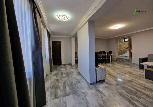 Երկու հարկանի քարե տուն Հաղթանակի փողոցում Ձորաղբյուրում, 500 ք.մ., 3+ սանհանգույց, եվրովերանորոգված