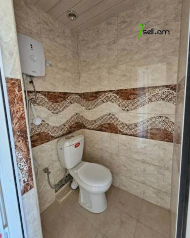 1 սենյականոց բնակարան Պիոներական փողոցում, 18 քմ, նախավերջին հարկ, կապիտալ վերանորոգված, քարե շենք