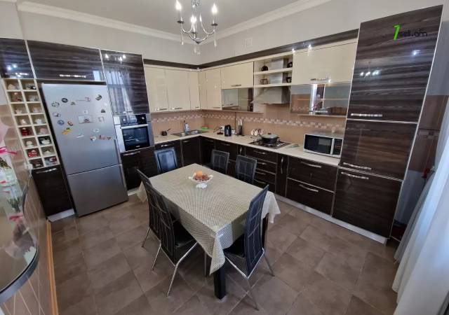 Երկու հարկանի քարե տուն Մելքումովի փողոցում Դավիթաշենում, 600 ք.մ., 3+ սանհանգույց, եվրովերանորոգված