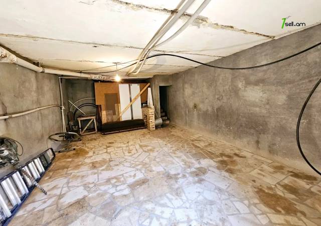 Երկու հարկանի քարե տուն 41-րդ փողոցում Զովունիում, 600 ք.մ., 3+ սանհանգույց