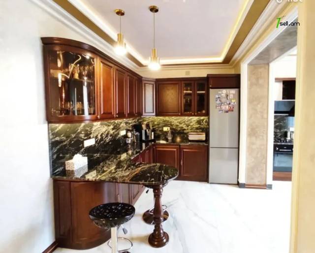 3 սենյականոց բնակարան Վարդանանց փողոցում, 86 ք.մ., 2/5 հարկ, 2 սանհանգույց, բարձր առաստաղներ