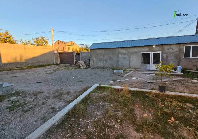 Երկու հարկանի քարե տուն Ծարավ աղբյուրի փողոցում Ավանում, 900 քմ, 3+ սանհանգույց, եվրովերանորոգված