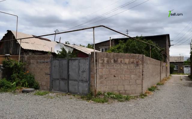 Երկու հարկանի քարե տուն Կնունյանց փողոցում Գյումրիում, 279 քմ, 2 սանհանգույց, եվրովերանորոգված