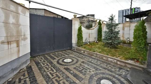 Երկու հարկանի տուն Ռոստոմի փողոցում կենտրոնում, 200 ք.մ., 3+ սանհանգույց