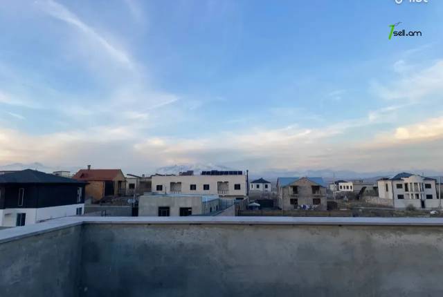 Երեք հարկանի տուն Ղափանցյան փողոցում Արաբկիրում, 160 քմ, 2 սանհանգույց