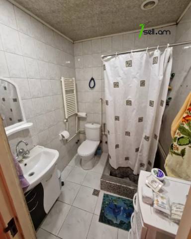 Երկու հարկանի քարե տուն Մարշալ Բաղրամյան պողոտայում կենտրոնում, 130 ք.մ., եվրովերանորոգված