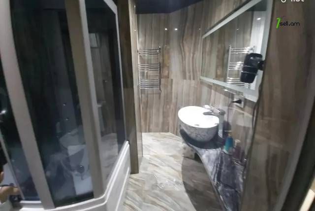 3 սենյականոց բնակարան Պարույր Սևակի փողոցում, 84 ք.մ., 2 սանհանգույց, եվրովերանորոգված, քարե շենք