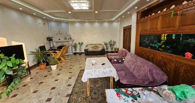 Երեք հարկանի քարե տուն Մոլդովական փողոցում Նոր Նորքում, 1240 քմ, 3+ սանհանգույց