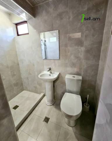 Երկու հարկանի քարե տուն Օստրովսկու փողոցում կենտրոնում, 380 քմ, 2 սանհանգույց, եվրովերանորոգված