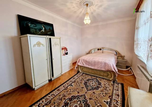 Չորս հարկանի քարե տուն Արաբկիր փողոցում Քասախում, 1000 ք.մ., 3+ սանհանգույց, եվրովերանորոգված