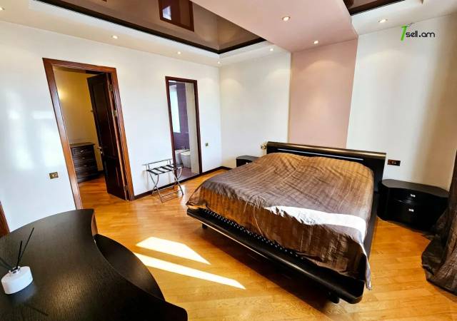 Երկու հարկանի քարե տուն Ծարավ Աղբյուրի փողոցում Ավանում, 1650 ք.մ., 3+ սանհանգույց