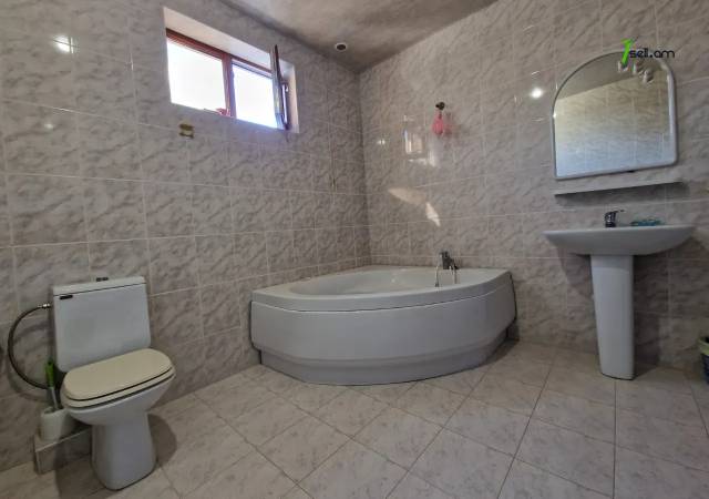 Երեք հարկանի քարե տուն Լուսինե Զաքարյան փողոցում Նորք Մարաշում, 300 քմ, 3+ սանհանգույց