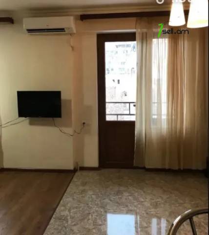 2 սենյականոց բնակարան Աբովյան փողոցում, 41 ք.մ., նախավերջին հարկ, եվրովերանորոգված, քարե շենք