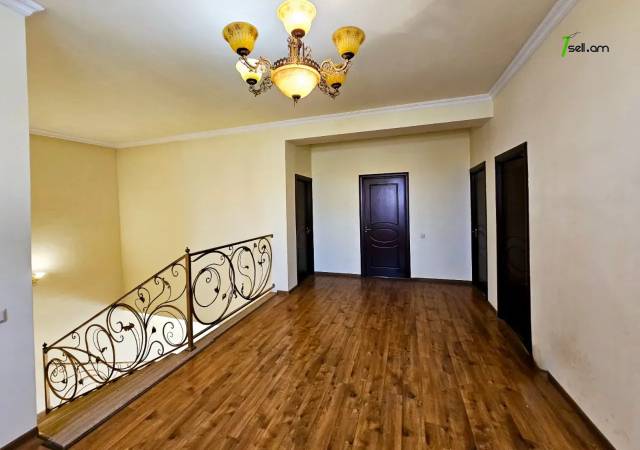 Երկու հարկանի քարե տուն, Նազարբեկյան թաղամաս Աջափնյակում, 740 ք.մ., 2 սանհանգույց