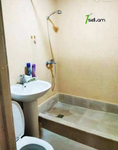 3 սենյականոց բնակարան, Շիրակ փողոցի 5-րդ նրբանցք, 62 ք.մ., 2/5 հարկ, մասնակի վերանորոգում, քարե շենք