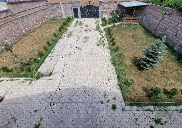 Երկու հարկանի քարե տուն Բագրևանդի 23-րդ փողոցում Նոր Նորքում, 800 ք.մ., 3+ սանհանգույց