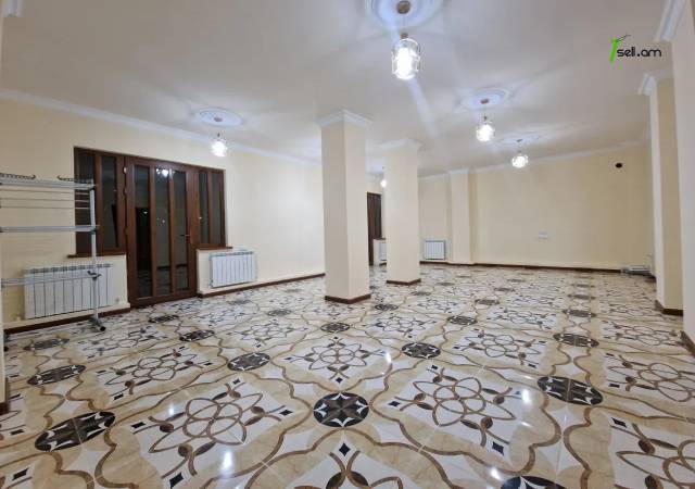 Երեք հարկանի քարե տուն Գաջեգործների փողոցում Էրեբունիում, 900 քմ, 2 սանհանգույց