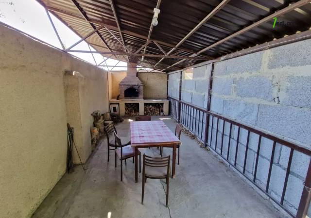 Երկու հարկանի քարե տուն Լուկաշինի փողոցում Աջափնյակում, 300 ք.մ., 3+ սանհանգույց, եվրովերանորոգված