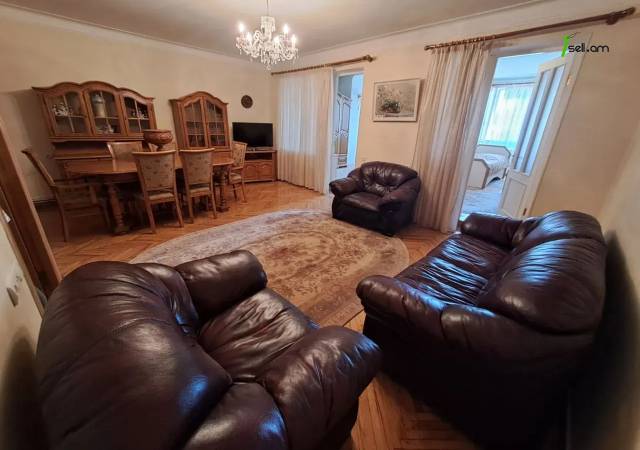 4 սենյականոց բնակարան Լեոյի փողոցում, 100 ք.մ., 2/5 հարկ, եվրովերանորոգված, քարե շենք