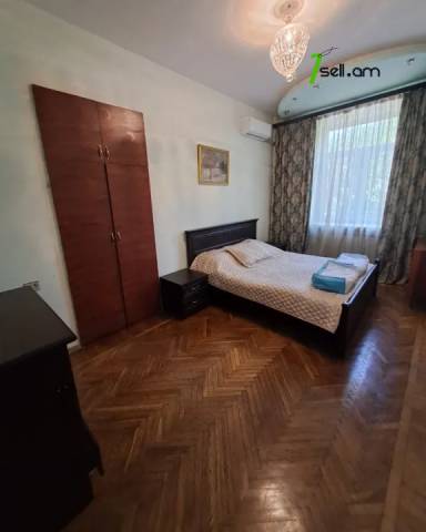 3 սենյականոց բնակարան Մոսկովյան փողոցում, 98 ք.մ., բարձր առաստաղներ, մի քանի պատշգամբ, 3/5 հարկ