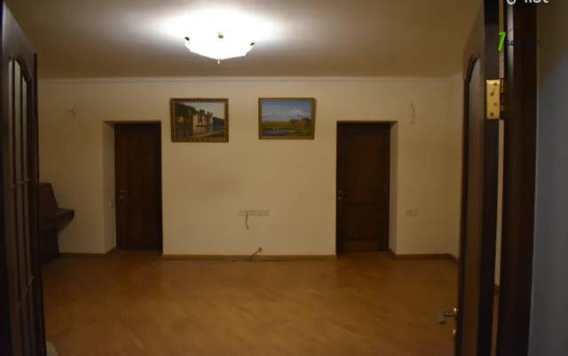 5 սենյականոց բնակարան Լվովյան փողոցում, 130 քմ, 1/5 հարկ, 2 սանհանգույց, կապիտալ վերանորոգված