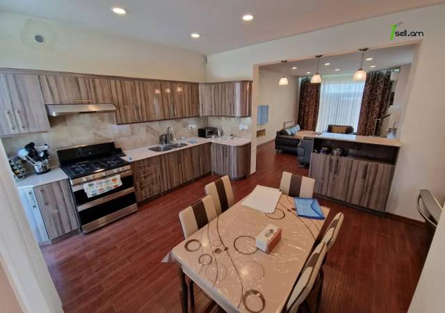 Երկու հարկանի քարե տուն, Գ-1 թաղամաս Աջափնյակում, 500 ք.մ., 3+ սանհանգույց, եվրովերանորոգված