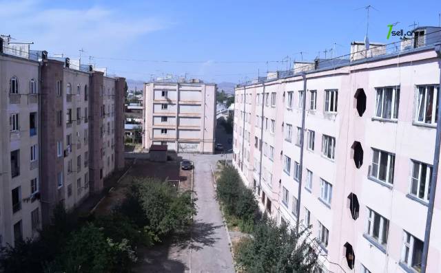 3 սենյականոց բնակարան Կամոյի փողոցում, 100 ք.մ., մասնակի վերանորոգում, քարե շենք