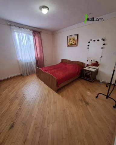 Երկու հարկանի քարե տուն Ադանայի փողոցում կենտրոնում, 170 քմ, 2 սանհանգույց, կոսմետիկ վերանորոգում