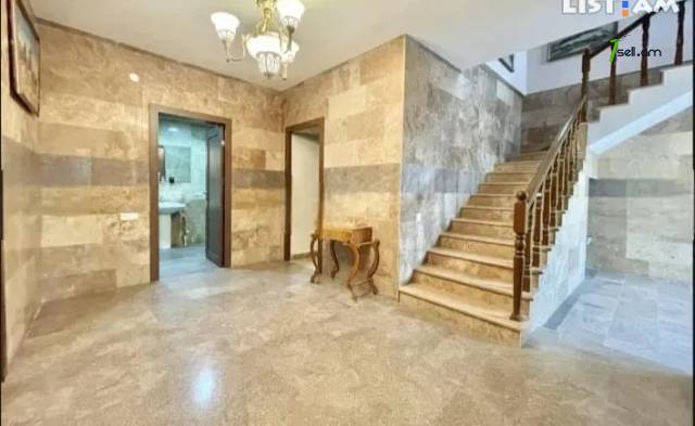 Երկու հարկանի քարե տուն Մարշալ Խուդյակովի փողոցում Ավանում, 252 քմ, 3+ սանհանգույց