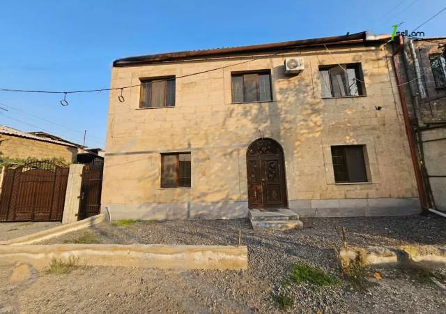 Երկու հարկանի քարե տուն Նոր Արեշի 37րդ փողոցում Էրեբունիում, 855 ք.մ., 2 սանհանգույց